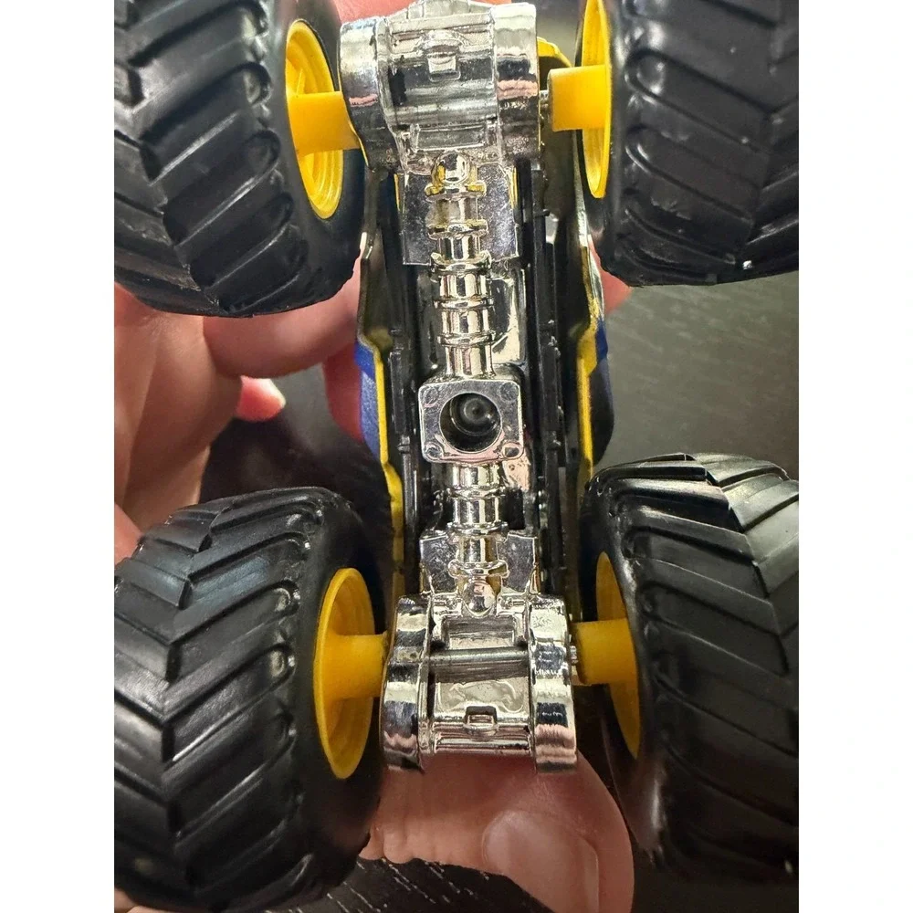 Hot Wheels Monster Jam Wolverine Marvel X-Men 1:64 Yellow Blue Diecast Truck